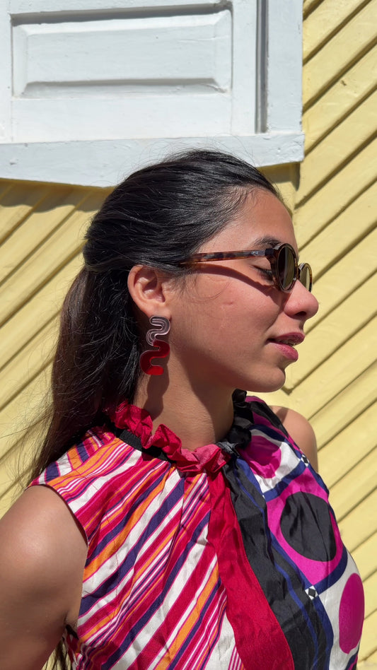 Pendientes ondulados de color rosa y rojo